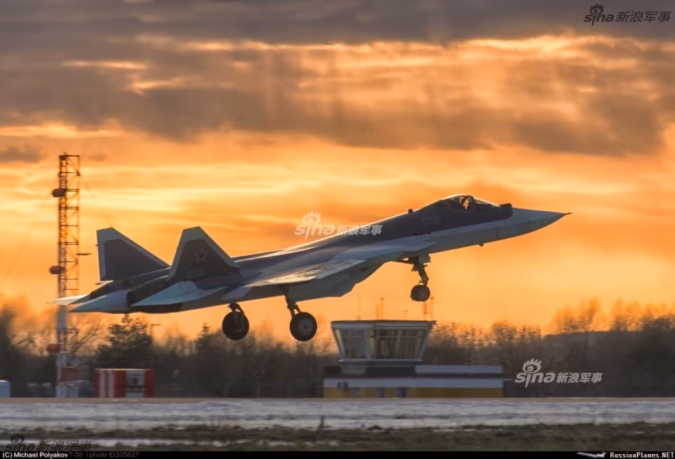 Màu ngụy trang của chiếc Su T-50 mới cũng được thay đổi sang kiểu ngụy trang Digital tối màu, kiểu ngụy trang này được cho là hiện đại hơn, giúp các máy bay T-50 lẩn trốn khi ở dưới mặt đất hiệu quả hơn. Ảnh: Màu ngụy trang kiểu cũ trên các mẫu T-50 trước đây. Nguồn: Sina.