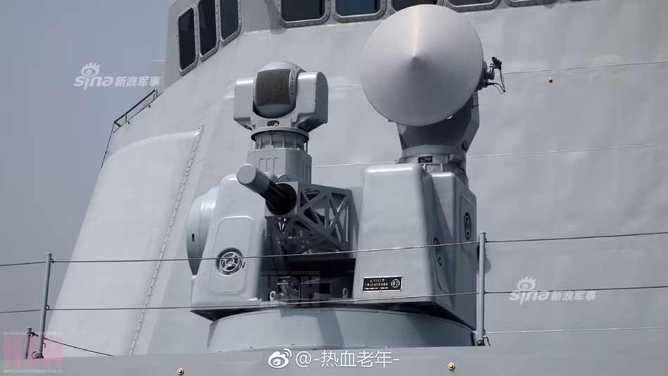 Pháo cao tốc Type 730 CIWS có khả năng tự nhắm khóa và tiêu diệt mục tiêu hoàn toàn tự động, giúp bảo vệ tàu trước các loại hỏa lực như tên lửa hành trình, tên lửa đối hạm của đối phương ở cự ly gần. Ngoài ra, loại pháo này cũng rất hữu hiệu trong việc chống lại các máy bay do thám, máy bay phá sóng không người lái của đối phương. Nguồn ảnh: Sina.