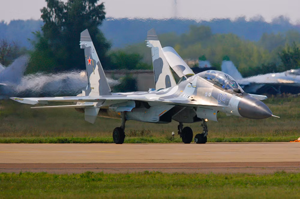 Về mặt thương mai, những chiếc Su-27SK đầu tiên đã được Nga xuất khẩu cho Trung Quốc từ những năm đầu của thập niên 90. Một vài năm sau, phiên bản Su-30MK đã được ra đời để xuất khẩu cho Ấn Độ, Malaysia và Algeria. Ảnh: Su-30MK 2 chỗ ngồi. Nguồn ảnh: Sputnik.