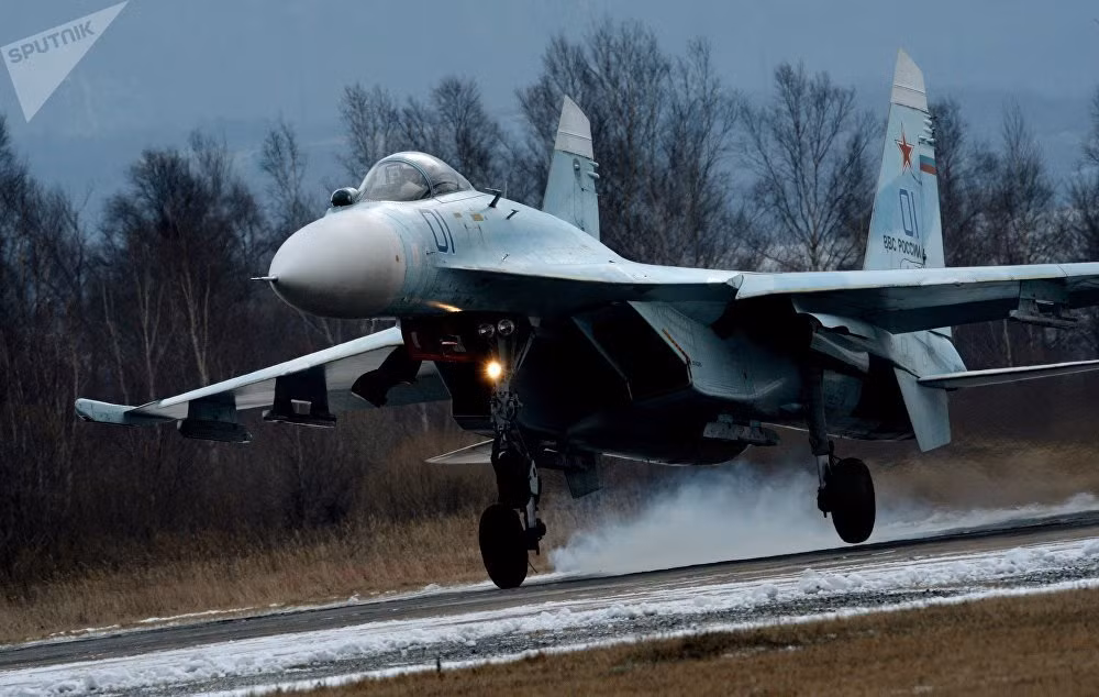 Vào những năm 2000, các máy bay Su-27 đã nhận được sự nâng cấp, cải tiến lớn về mặt thiết bị điện tử được sử dụng bên trong máy bay, cho phép các máy bay Su-27 có khả năng tấn công đối đất bằng các loại vũ khí thông minh có dẫn đường với độ chuẩn xác cao. Nguồn ảnh: Sputnik.