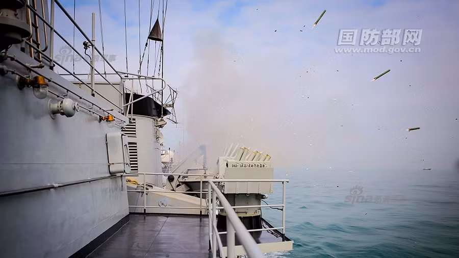 Thiếu đi hệ thống vũ khí đuôi, tàu không thể đối phó được với các mục tiêu ở mạn sau tàu, thêm vào đó, độ cơ động cũng không phải là thế mạnh của con tàu này. Chính vì những lẽ đó, Type 053H1Q chỉ có đúng một chiếc duy nhất được sản xuất. Nguồn ảnh: Sina.