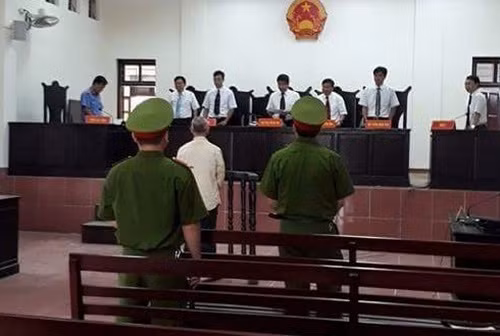 Bac ruot hiep dam chau gai, “bit mieng” bang 15 nghin dong