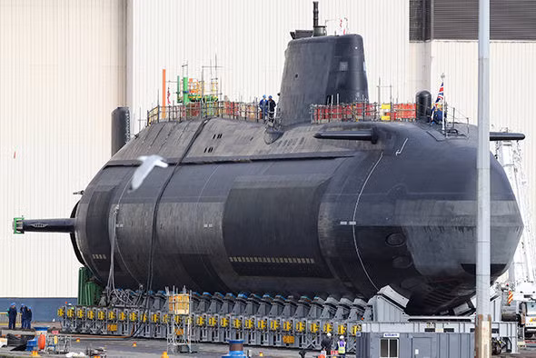 Tàu ngầm hạt nhân HMS Audacious của Hải quân Hoàng gia Anh có độ giãn nước khoảng 7000 tấn khi nổi và tối đa là 8600 tấn khi lặn. Tàu có độ dài 97 mét, lườn rộng 11,3 mét và mớm nước khi nổi đạt 10 mét. Nguồn ảnh: Dailyexpress.