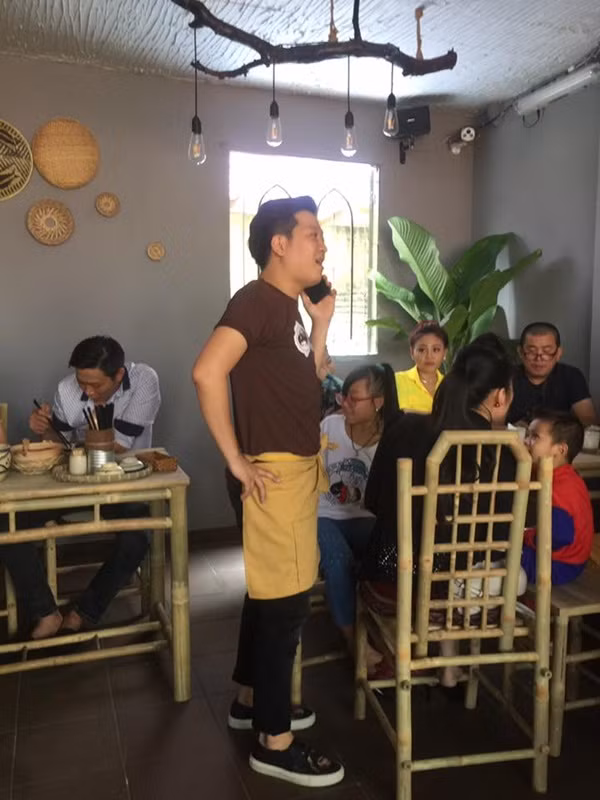 Danh hài Trường Giang và hàng cơm quê giá thấy ghê Danh hai Truong Giang va hang com que gia thay ghe