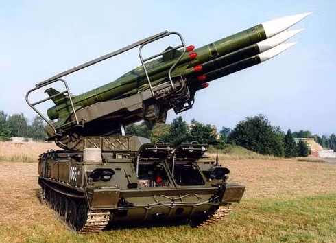 Hiện tại các hệ thống tên lửa phòng không của Ukraine đều có xuất xứ phần lớn từ Liên Xô cũ và Nga. Trong trường hợp xung đột quân sự hoặc căng thẳng trong khu vực leo thang, hệ thống này rõ ràng sẽ bị phía Nga khắc chế một cách đơn giản và phía Ukraine không hề muốn toàn bộ lực lượng phòng không của mình bị rơi vào thế bị động trước Không quân Nga. Ảnh: Hệ thống tên lửa phòng không 2K12Kub của Ukraine có xuất xứ từ Liên Xô. Nguồn ảnh: Defense.