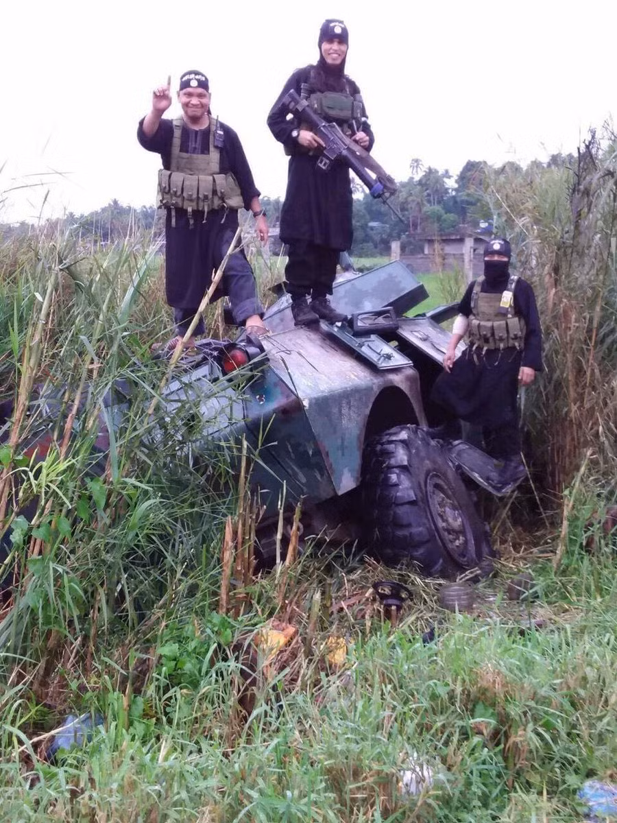 Thậm chí, mới đây các hình ảnh về việc phiến quân Hồi giáo thân IS ở Marawi tiêu diệt được một xe bọc thép của quân đội Philippines cũng đã được đăng tải lên trên mạng internet. Ngoài ra, cũng có rất nhiều thông tin được báo chí Philippines đăng tải về việc quân đội nước này "chưa đánh đã chạy", không có tinh thần chiến đấu. Nguồn ảnh: Masdarnnews.