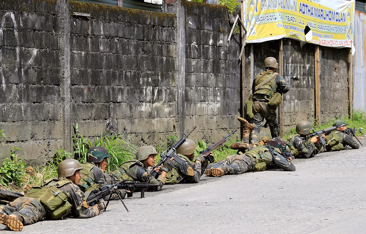 Cụ thể, mặc dù trang thiết bị cá nhân của bộ binh Philippines khá tốt, tuy nhiên binh lính nước này lại thiếu tinh thần chiến đấu nghiêm trọng, không tận dụng được ưu thế trang bị của mình để tạo ưu thế trên chiến trường. Hôm thứ 7 vừa rồi báo chí Philippines còn có cáo buộc hàng trăm binh lính Philippines đã "quay đầu bỏ chạy" khi gặp phải một vài tay bắn tỉa của lực lượng phiến quân. Nguồn ảnh: IBT.