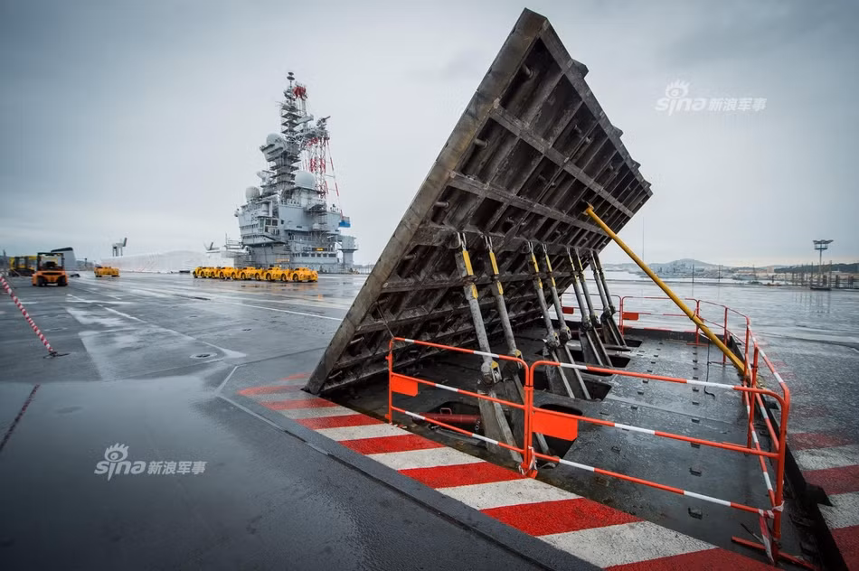 Trong lần đại tu này, phía Hải quân Pháp sẽ thực hiện tái nạp nhiên liệu cho tàu sân bay Charles de Gaulle bằng cách thay lõi của lò phản ứng hạt nhân. Nguồn ảnh: Sina.