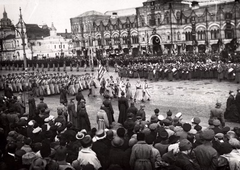 Lễ kỷ niệm một sự kiện trang trọng ở Quảng trường Đỏ, Moscow, năm 1923.