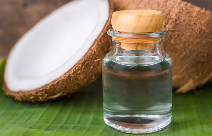 1. Làm mờ nếp nhăn với dầu dừa nguyên chất: Đầu tiên, bạn hãy rửa mặt sạch bằng nước lạnh, lau khô. Lấy đầu ngón tay chấm một ít dầu dừa nguyên chất và thoa đều lên mặt và cổ. Massage trong vòng vài phút. Để như vậy qua đêm để có hiệu quả tốt nhất. Hãy lặp lại việc này mỗi tối trước khi bạn đi ngủ. Ảnh: Shutterstock.