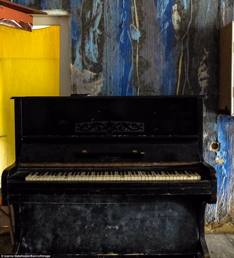 Chiếc đàn piano may mắn vẫn còn nguyên vẹn. Ảnh: ER.