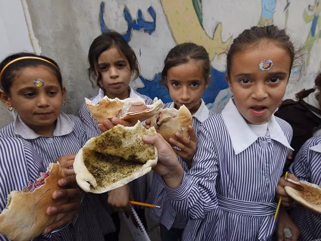 Nablus, Bờ Tây, Trung Đông: Học sinh thường mang đồ ăn chuẩn bị từ nhà với bánh mỳ Pita phết dầu ô liu và Zaatar (hỗn hợp các loại thảo mộc và gia vị).