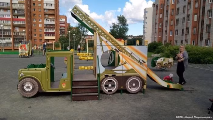 Mô hình xe phóng tên lửa Katyusha xuất hiện tại sân chơi trẻ nhỏ. Ảnh: English Russia.