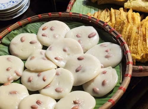 Bánh đúc lạc: Tương Đình Tổ hợp nhất với bánh đúc lạc. Thử tương rồi, nhất định phải ăn bánh đúc lạc chấm tương mới thấy hết cái tinh túy của chúng bổ sung cho nhau tuyệt vời như thế nào. Bánh đúc lạc Bắc Ninh không nát bấy mà giòn giòn, cầm không hề dính tay, mịn, bóng. Cái bùi của lạc rang, cùng với vị gạo thanh thanh và đậm đà, beo béo của tương hòa vào nhau vừa dung dị, vừa gợi nhiều cảm xúc về một vùng đất rất đỗi bình yên. Ảnh: TL.