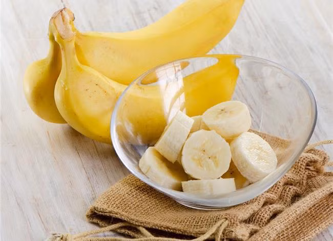 Chuối giàu vitamin C: Một quả chuối cung cấp 15% lượng vitamin C cần thiết hàng ngày. Vitamin C là một chất chống oxy hoá quan trọng làm trung hòa các gốc tự do có hại trong cơ thể. Vitamin C cũng hỗ mạch máu khỏe mạnh và tạo ra collagen liên kết các cơ, xương và các mô lại với nhau. Ảnh: Caloriesecrets.