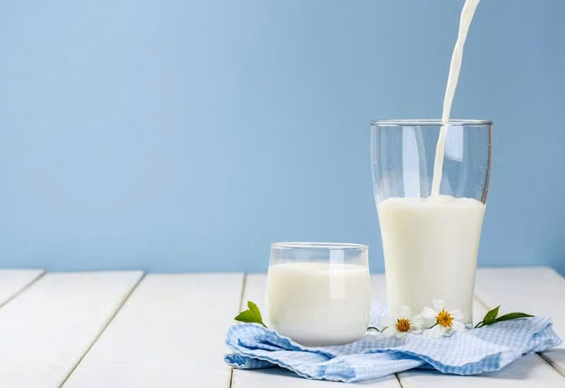14. Sữa: Sản phẩm sữa cũng rất giàu protein, khi vào trong dạ dày của bạn, sẽ phát sinh hydrogen sulfide và methyl mercaptan, làm phát sinh mùi hôi. Ảnh: Brightside.