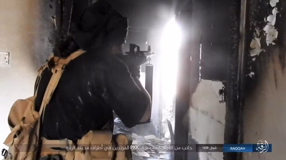 Khi trận chiến ở thành phố Raqqa bước vào tuần thứ 6, Lực lượng Dân chủ Syria (SDF) do người Kurd dẫn đầu dù đã chiếm quyền kiểm soát khoảng 40% trung tâm thành phố nhưng vẫn tiếp tục gặp phải sự kháng cự của phiến quân IS.