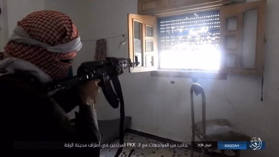 Chiến binh IS đang chiến đấu từ một điểm phục kích tại thành phố Raqqa. Ảnh: AMN