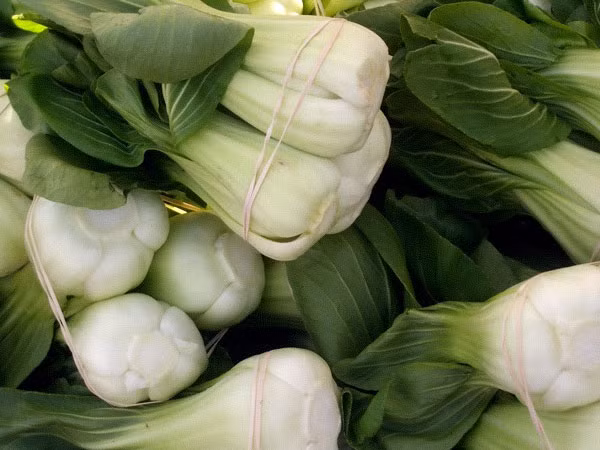 Cải thìa (cải chíp): Loại cải ngon này là một nguồn cung cấp nhiều vitamin A cũng như sắt. Một chén cải thìa được biết có chứa khoảng 1,8 mg sắt. Ảnh: Boldsky.