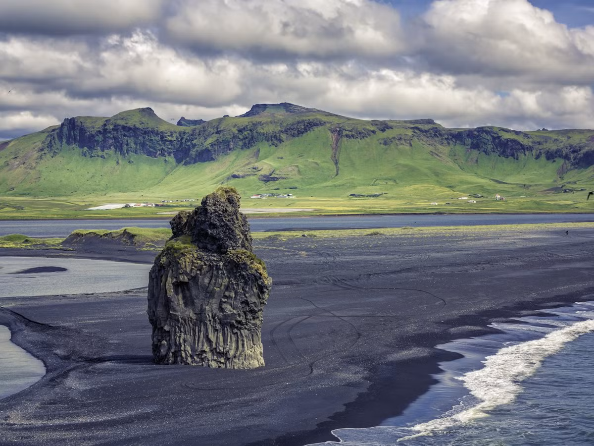 Vik Beach, Iceland: Bờ biển cát đen ở Iceland là nơi có những tảng đá tự nhiên ngoạn mục.