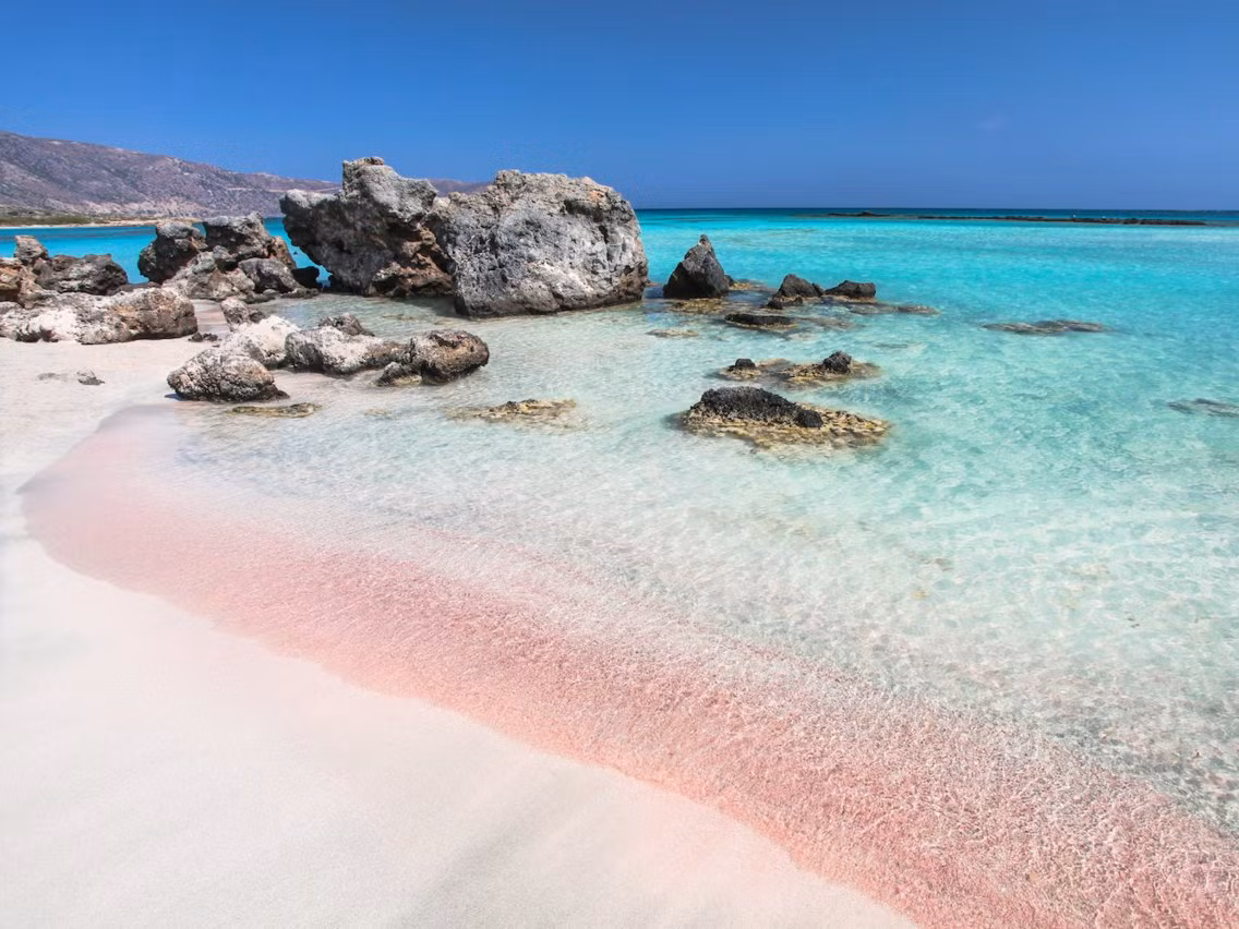 Bãi biển Elafonissi, Crete, Hy Lạp: Trên hòn đảo Crete của Hy Lạp, nhiều người hầu như không tin rằng cát hồng của bãi biển này là thật.