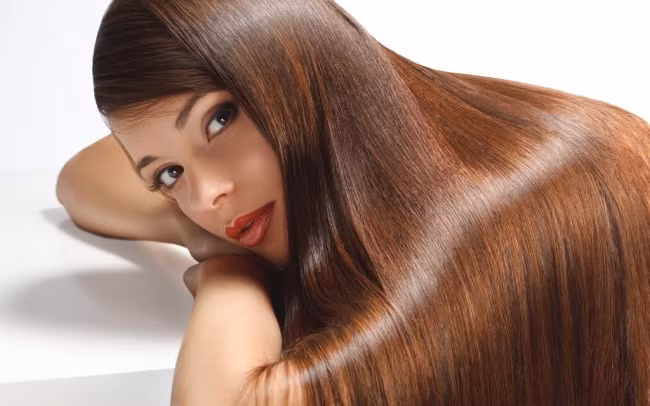 2. Giúp tóc mượt mà: Để có một mái tóc óng mượt, bạn có thể sử dụng dung dịch dưỡng theo công thức: 1 phần giấm với 2 phần nước. Sau đó xịt dung dịch đó lên tóc và ủ trong vòng 10 phút, rồi gội sạch lại bằng nước.