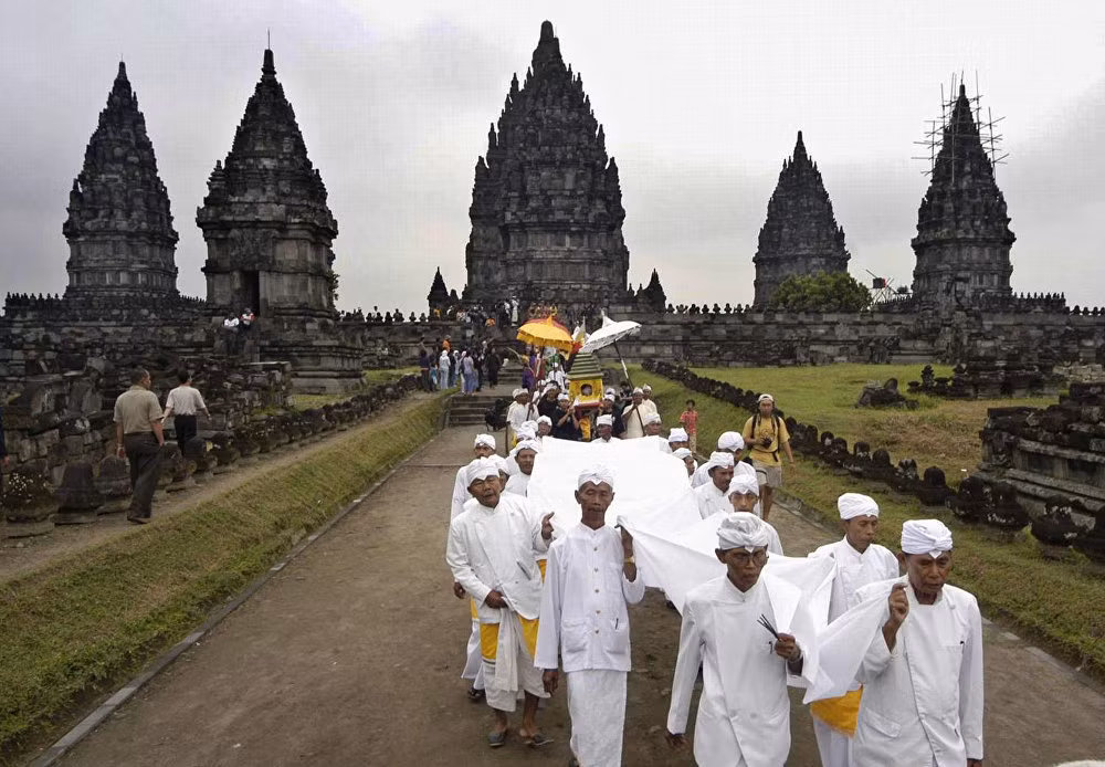 Đền Prambanan (còn được gọi là Loro Jonggrang) là một phức hợp bao gồm 240 ngôi đền nhỏ, được xây dựng vào thời hoàng kim của triều đại Sailendra vào giữa thế kỷ 9 tại Java, hiện là Yogyakarta, Indonesia. Khu đền thờ khổng lồ này là khu đền thờ Hindu lớn nhất của đất nước và là Di sản Thế giới của UNESCO. Ảnh: Sputnik.