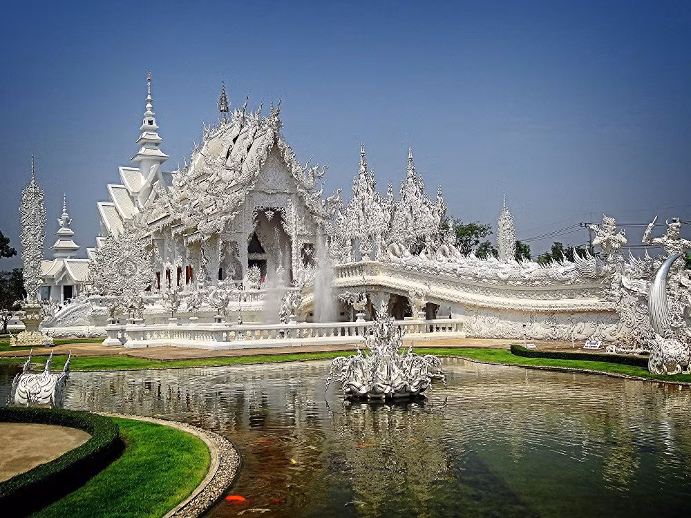 Wat Rong Khun, nổi tiếng thế giới với cái tên “Chùa Trắng”, là một biểu tượng văn hóa của Thái Lan. Ý tưởng xây dựng chùa Wat Rong Khun là của Chalermchai Kositpipat – họa sĩ và là một trong những kiến trúc sư nổi tiếng ở Thái Lan. Ngôi chùa được kết hợp một cách hoàn hảo giữa lối kiến trúc Thái cổ điển với phong cách siêu thực. Ảnh: Sputnik.