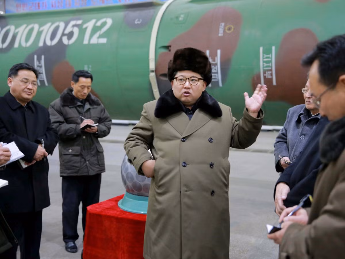 Sau khi cha ông qua đời, Kim Jong-un đã nhanh chóng tuyên bố là "Lãnh tụ tối cao" của Triều Tiên. Khi Kim Jong Il chết vì một cơn đau tim vào ngày 17/12/2011, chàng trai trẻ Kim Jong Un đã thừa hưởng quyền chỉ huy quân đội, một kho vũ khí hạt nhân và quyền kiểm soát tuyệt đối Triều Tiên. Ảnh: BI.