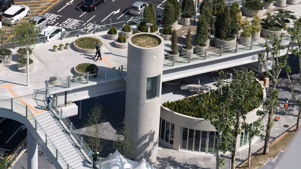 Dự án tái thiết kế cầu vượt có tên là Seoullo 7017. Công ty MVRDV đã thiết kế đường cầu vượt thành một khu vườn đô thị cung cấp không gian xanh ở trung tâm của Seoul. Ngoài ra, đây cũng chính là một vườn ươm mầm nhân giống cây cho tương lai. Ảnh: Amusingplanet