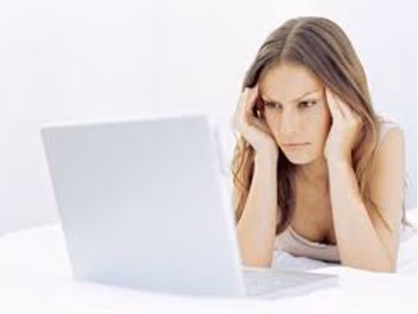 6. Nheo mắt: Nheo mắt và các biểu hiện trên khuôn mặt khác là kết quả của sự co cơ. Các cơ bắp được sử dụng nhiều hơn thì chúng càng trở nên mạnh mẽ hơn. Những chuyển động cơ này làm cho tế bào da trở nên yếu và do đó dẫn đến nếp nhăn. Ảnh: Boldsky.