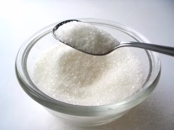 5. Đường: Ăn quá nhiều đường có thể dẫn đến lão hóa sớm. Sau khi đường nạp vào cơ thể, chúng sẽ trải qua một quá trình gọi là glycation liên quan đến việc liên kết với các bộ phận khác nhau của cơ thể. Bằng cách ràng buộc, đường làm yếu collagen và elastin có thể dẫn đến các đường nhăn và nếp nhăn trên da. Ảnh: Boldsky.