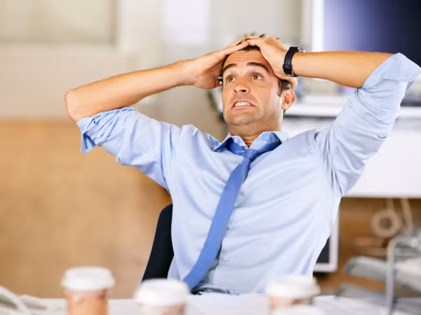 4. Căng thẳng: Một kế hoạch làm việc bận rộn có thể làm cho bạn nhanh xuất hiện những nếp nhăn trên mặt. Stress làm tăng nồng độ cortisol và làm giảm khả năng giữ ẩm của da. Hơn nữa, nồng độ đường trong máu cao có thể làm hỏng collagen và các sợi elastin trong da. Đây là một trong những nguyên nhân chính gây ra nếp nhăn. Ảnh: Boldsky.