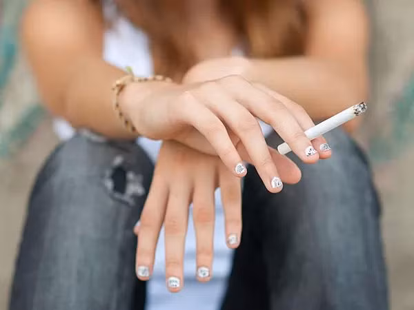 8. Hút thuốc: Hút thuốc là một trong những thủ phạm lớn nhất gây ra các nếp nhăn xuất hiện sớm. Nicotin trong thuốc lá có thể làm hẹp các mạch máu và điều này dẫn đến nhiều nếp nhăn hơn. Ảnh: Boldsky.