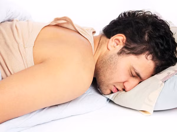 3. Thiếu ngủ: Việc ngủ đủ giấc giúp làm cho làn da của bạn trở nên mịn màng hơn. Thiếu ngủ góp phần hình thành các nếp nhăn vì mức độ pH của da bị thay đổi do không ngủ đủ. Nó ảnh hưởng đến khả năng giữ nước của da. Hơn nữa, trong suốt quá trình ngủ, chất độc được đào thải ra khỏi cơ thể. Do đó, bạn nên ngủ 6-8 giờ để đạt được lợi ích tối đa về sức khoẻ. Ảnh: Boldsky.