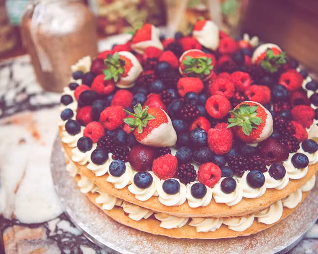 Bánh trái cây trong lễ cưới ở Anh: Theo truyền thống trong lễ cưới ở, món ăn không thể thiếu là một chiếc bánh hoa quả với nho khô, hạnh nhân đất, anh đào. Bánh cưới hoa quả với người Anh vẫn là một phần truyền thống đáng tự hào. Chiếc bánh cưới làm từ hoa quả thậm chí còn xuất hiện trong đám cưới Hoàng gia Anh năm 2011. Ảnh: Englishwedding.