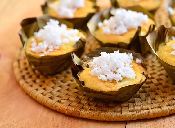 Bánh bibingka ở đám cưới Philippines: Cô dâu và chú rể sẽ cùng đi mời khách khứa những chiếc bánh dẻo làm từ dừa mang tên bibingka hoặc một loại bánh nếp gói trong lá dừa mang tên suman, họ sẽ gắn bó với nhau suốt đời. Ảnh: Pinterest.