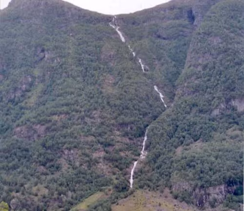 7. Balaifossen: Nằm ở Hordaland, Na Uy, thác Balåifossen có độ cao 850m. Đây là thác nước cao thứ hai ở Na Uy và châu Âu và là thác nước cao thứ 7 trên thế giới. Ảnh: Wonder List.