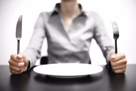Nhiều người vẫn nghĩ nhịn ăn chỉ đơn giản là để giảm cân, nhưng nghiên cứu tại Mỹ cho thấy nhịn ăn ngắt quãng có tác dụng phòng và chữa bệnh hơn nhiều loại thuốc. Việc nhịn ăn ngắt quãng là một kỹ thuật mà bạn sẽ thực hiện nhịn ăn trong 12-18 giờ mỗi ngày (bao gồm cả thời gian ngủ) và chỉ ăn cố định trong những giờ còn lại. Sau đây là những lợi ích của việc nhịn ăn ngắt quãng có thể bạn chưa biết. Ảnh: Boldsky.