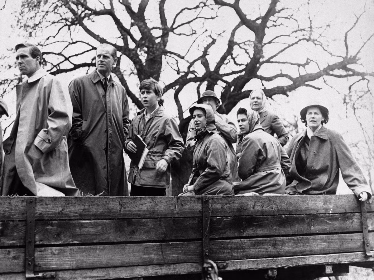 Năm 1961: Gia đình Nữ hoàng Elizabeth II tham dự rất nhiều sự kiện. Trong bức ảnh này, một số thành viên của gia đình hoàng gia Anh xem cuộc đua ngựa từ một chiếc xe nông trại.