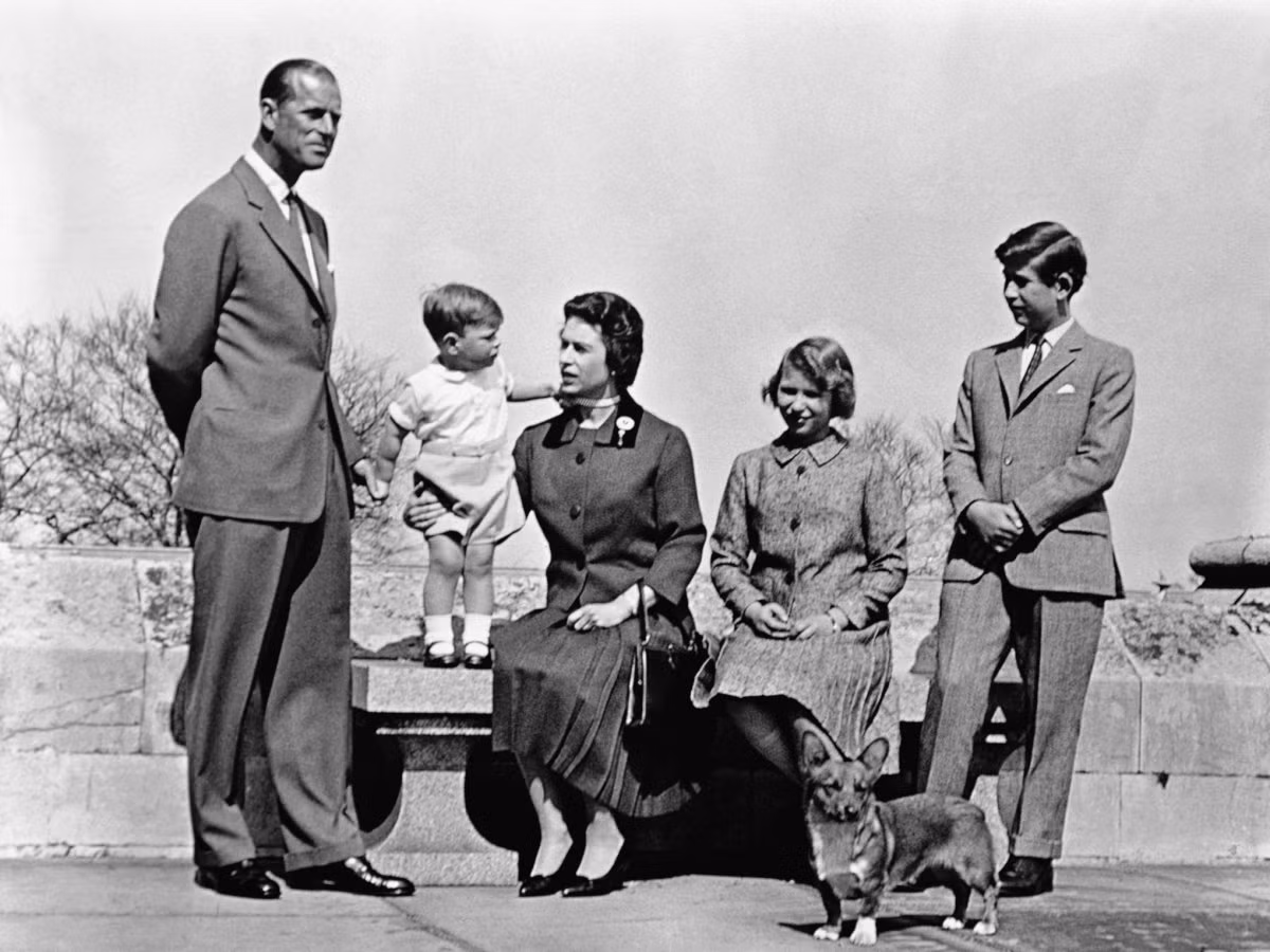 Năm 1962: Công chúa Anne đã 12 tuổi và gia đình hoàng gia đặt bức chân dung này để đánh dấu dịp này.