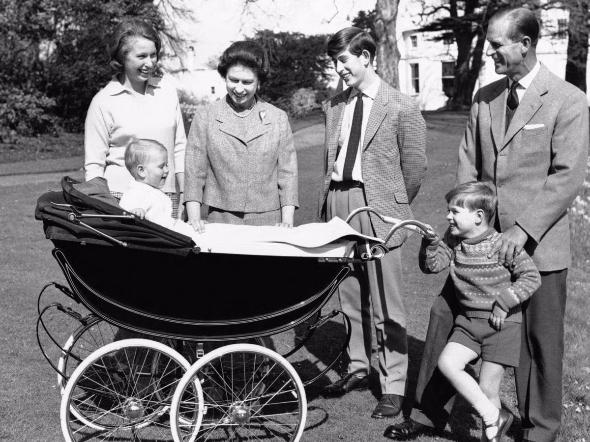 Năm 1965: Ảnh chụp Nữ hoàng Elizabeth II, Hoàng tử Philip và bốn người con được sử dụng cho thiệp Giáng sinh của gia đình hoàng gia năm đó.