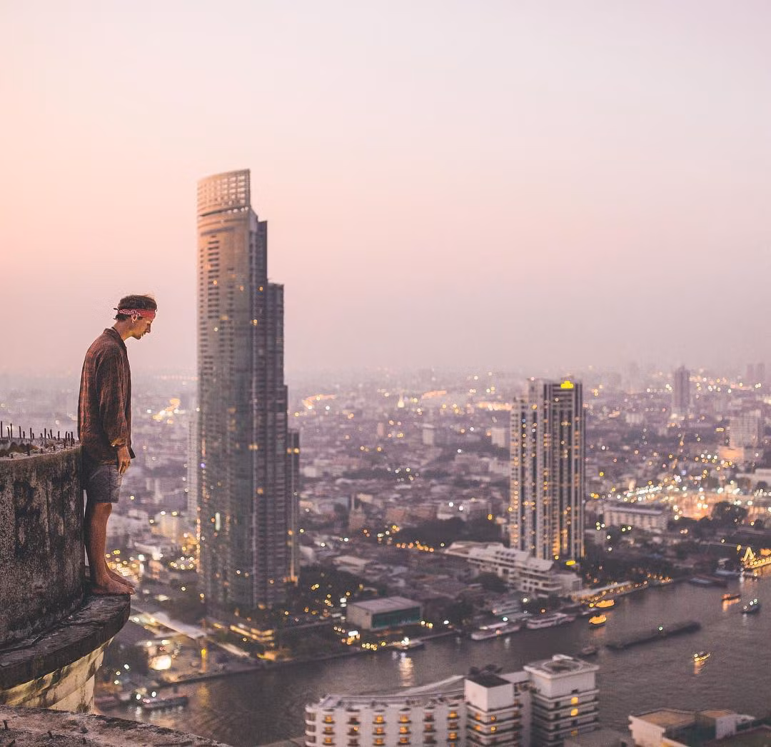 Một người chơi Instagram Jack Morris đã đăng bức ảnh “đánh cược cả tính mạng” của anh ta trên mép của một tòa nhà ở Bangkok, Thái Lan. Ảnh: Instagram.
