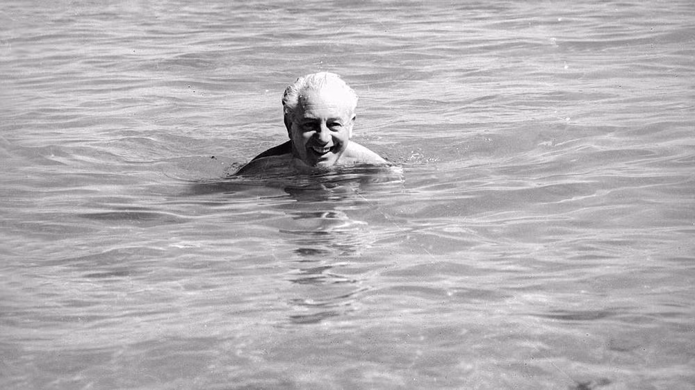 1. Thủ tướng Australia đi bơi, không bao giờ trở lại: Thủ tướng Australia Harold Holt đã mất tích bí ẩn vào ngày 17/12/1967 khi ông đi bơi. Ông Holt biến mất không để lại dấu vết gì, làm nảy sinh hàng loạt các giả thuyết. Tuy nhiên, hầu hết mọi người đều cho rằng ông Holt bị chết đuối.