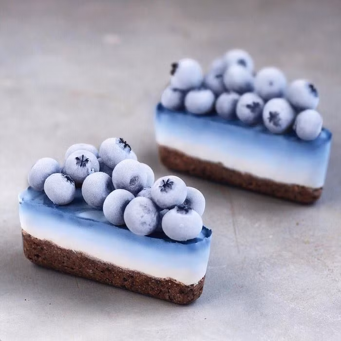 Bánh việt quất được trang trí quá đẹp khiến người xem không nỡ cắn. Ảnh: Instagram.
