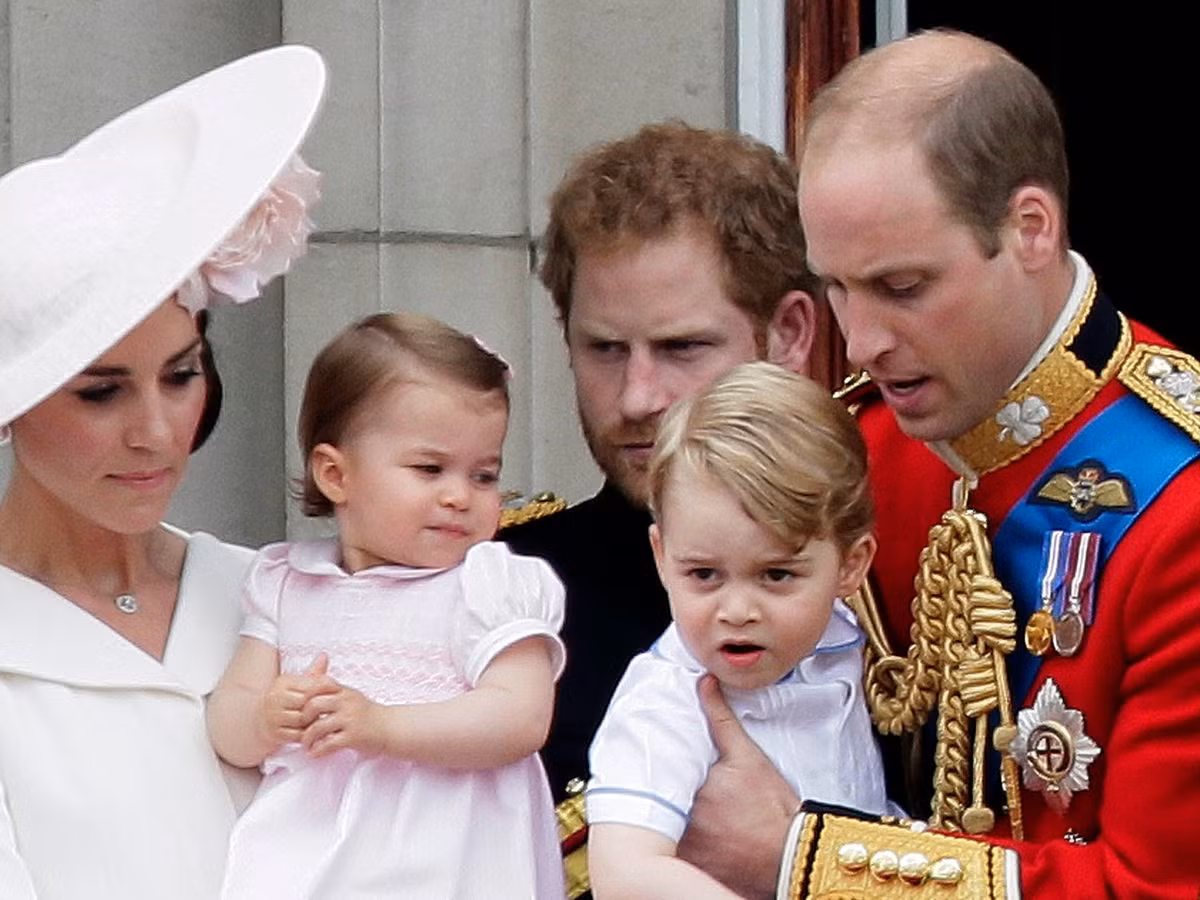 Gia đình hoàng gia Anh xem lễ diễu hành từ Cung điện Buckingham vào tháng 6/2016.
