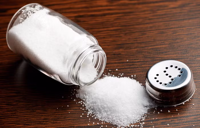 8. Baking soda với muối: Baking soda và muối sẽ làm khô chất nhờn trên da và làm tắc nghẽn lỗ chân lông để loại bỏ các bụi bẩn, bụi và các tạp chất khác. Trộn một lượng baking soda và muối bằng nhau. Bôi hỗn hợp lên mặt và để yên khoảng 10 phút. Rửa sạch mặt với nước.