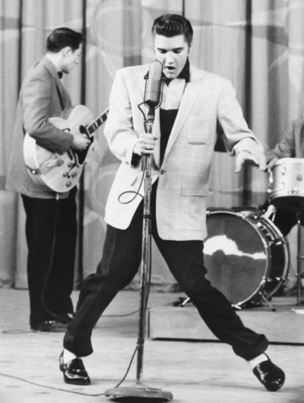 Elvis Presley biểu diễn trên sân khấu ở Hollywood, California, Mỹ, ngày 22/6/1956. Ảnh: Getty.