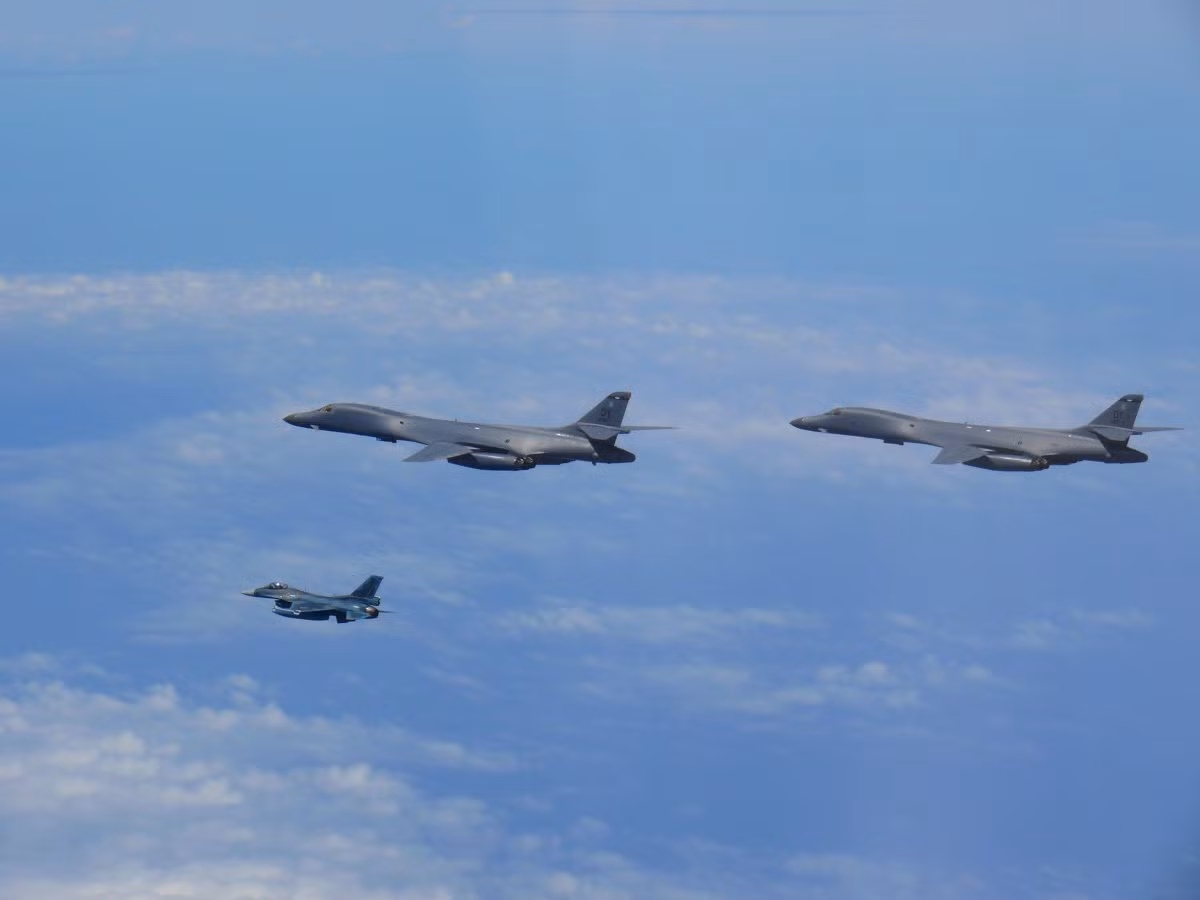 Trên đường trở về đảo Guam, hai chiếc máy bay ném bom B-1B kết hợp cùng các chiến đấu cơ F-2 của Không quân Nhật. Ảnh: Lực lượng Phòng vệ trên không của Nhật Bản.
