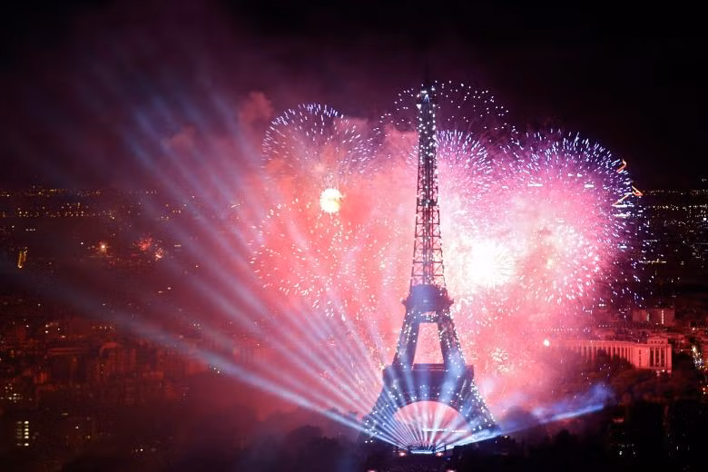 Hình ảnh pháo hoa được bắn ngay tháp Eiffel nhân kỷ niệm 228 năm Quốc khánh Pháp.